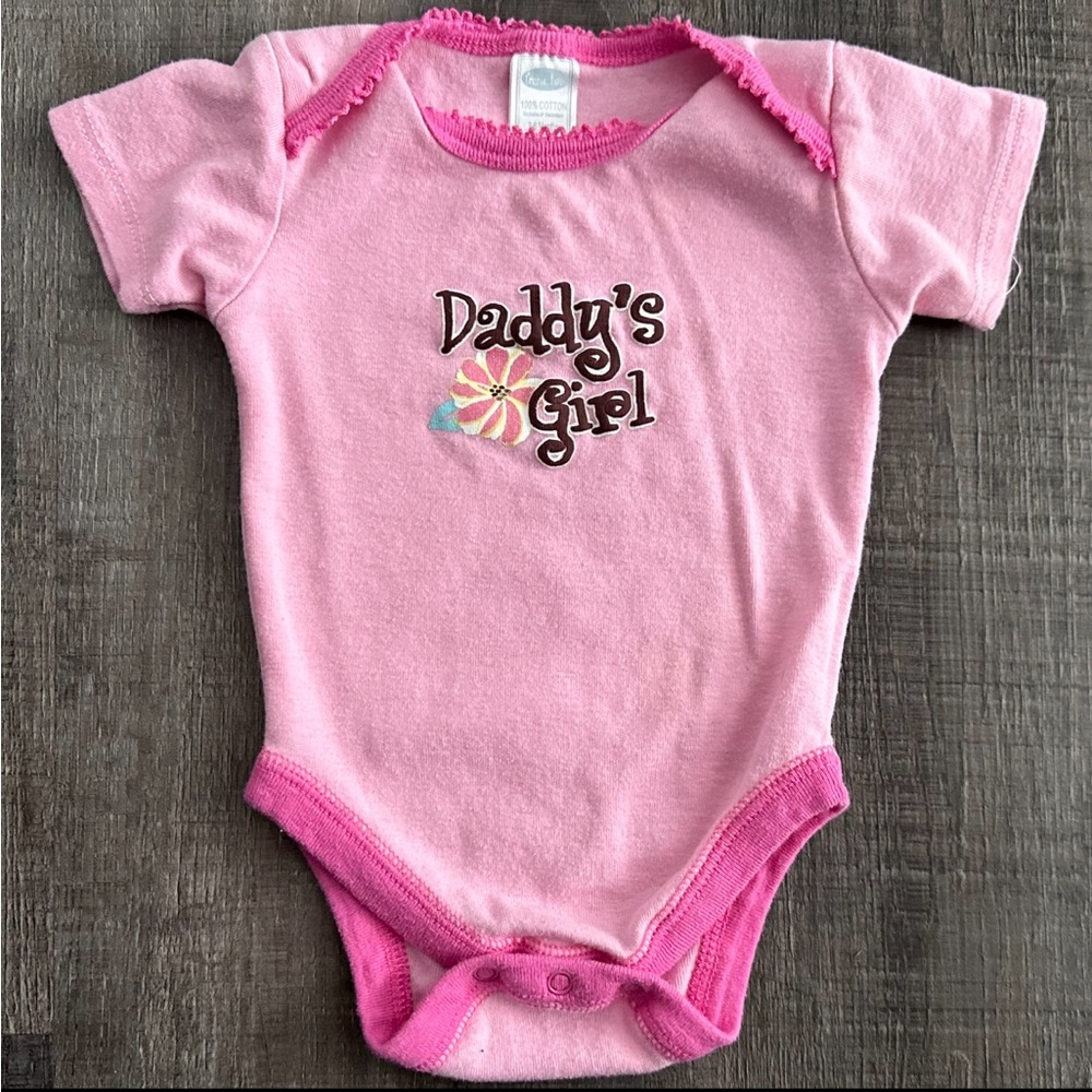 💞 Baby Girl 3-6 Month “Daddy’s Girl” Onesie Bodysuit
